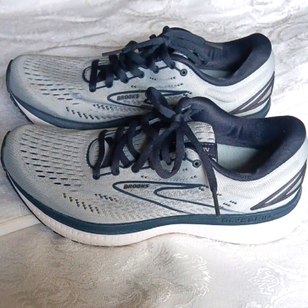Brooks Gray Athletic Shoes with Cushioned Collar and Breathable Mesh